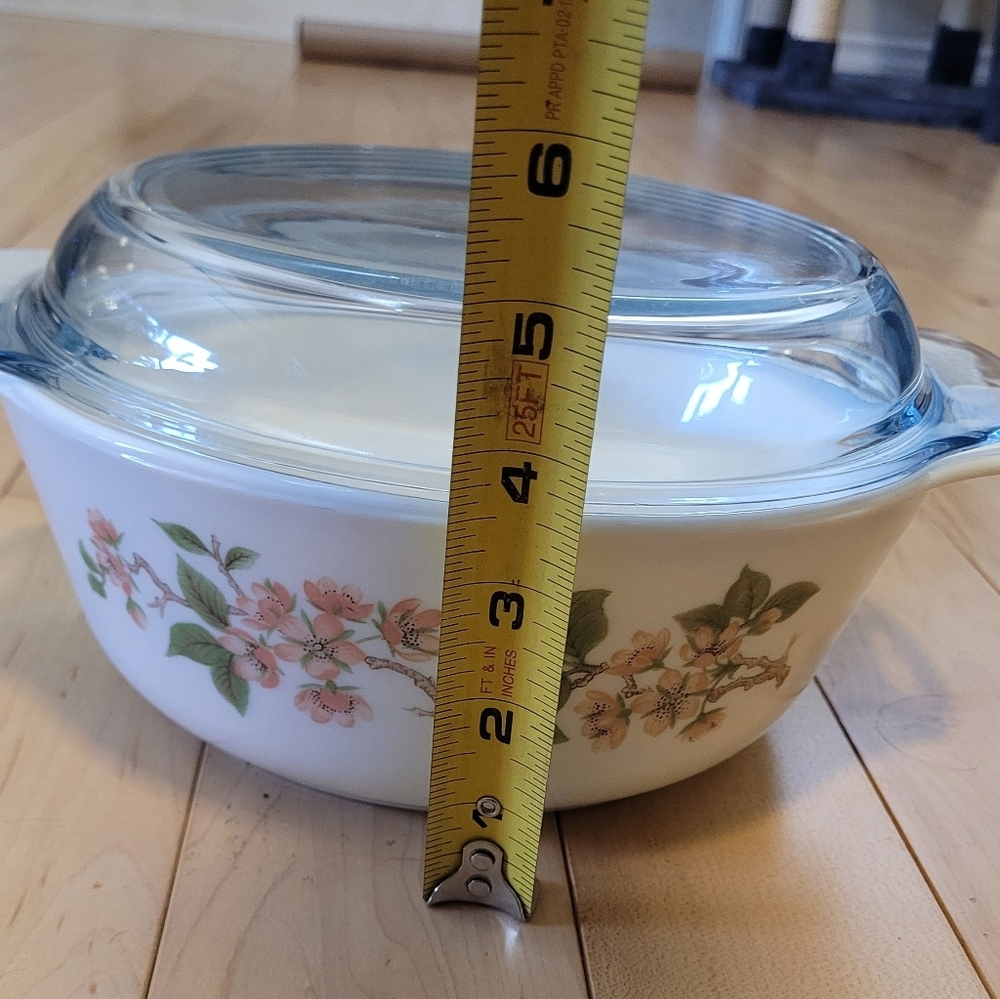 Vintage Pyrex Spring Blossom baking dish, minor chip in lid, see pictures - Picture 5 of 6